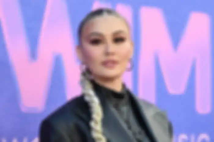 Penyanyi asal Indonesia Agnez Mo menghadiri acara penghargaan Billboard Women in Music 2022 yang digelar di YouTube Theatre di SoFi Stadium, Inglewood, California, pada 2 Maret 2022. 