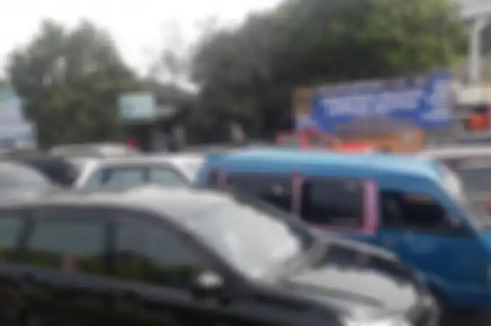 Angkot terjebak macet di Jalan Raya Puncak Bogor