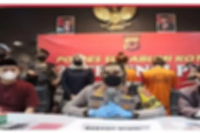 Pria Sukabumi bernama Cepdika Eka Rismanapria  dikecam MUI usai ditangkap gegara injak Al Quran. Dia ngaku diperintah sosok ini.
