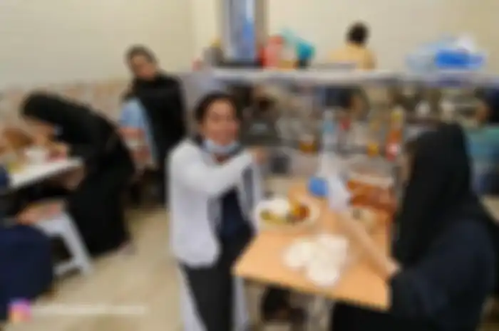 Para TKI yang menyerbu warung bakso di Arab Saudi saat momen lebaran. 