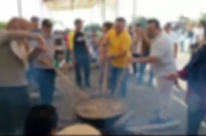 Bupati Seluma, Erwin Octavian dan Wakilnya mengaduk gelamai dalam sebuah kegiatan memasak makanan tradisional Seluma di rumah dinas bupati 