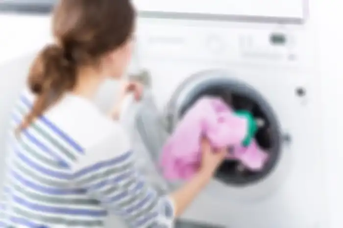 Menambahkan 1 bahan dapur ini saat cuci baju bisa bikin wangi dan lembut
