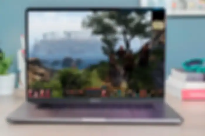 Ilustrasi penggunaan MacBook Pro untuk aktivitas gaming