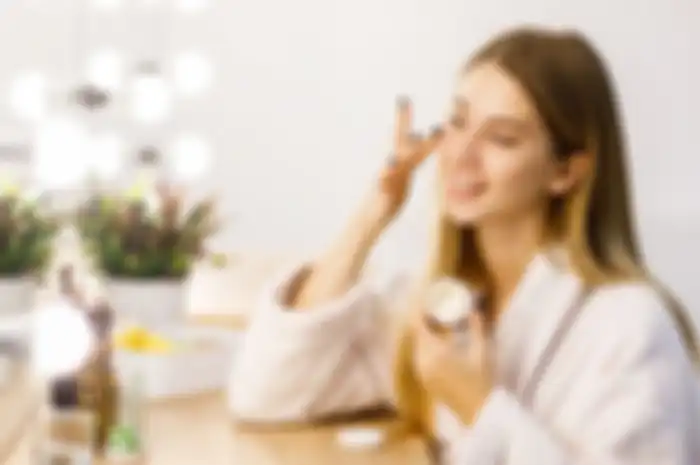 Rutinitas yang Membuat Kulit Wajah Glowing: Pemakaian skincare yang Tepat dan Bijak