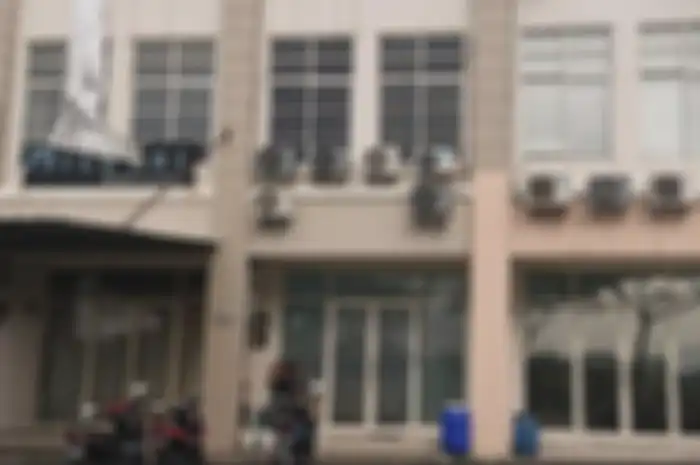 Kantor PT Bertiga Mitra Solusi pemenang lelang gorden rumah dinas DPR diserbu awak media. Foto stiker kompleks rujab DPR jadi sorotan. 