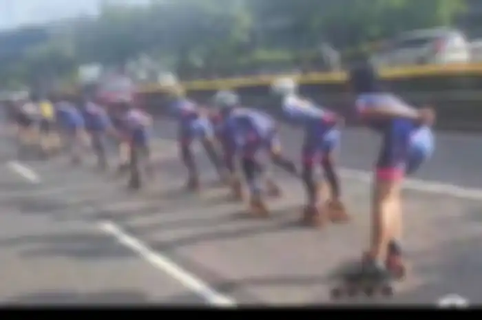Rombongan sepatu roda di tengah jalan