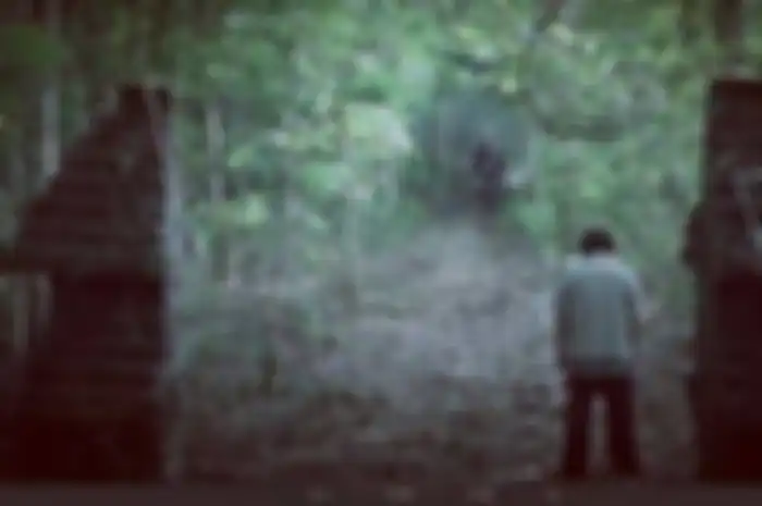 Gapura desa yang usang itu menyimpan cerita misteri yang menelan dua korban mahasiswa karena tulah adat. 
