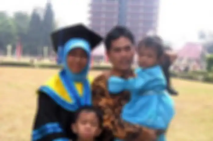 Dwi Dahlia Susanti yang ikut mendanai ISIS ternyata punya gelar S2 dari universitas bergengsi ini. Foto wisudanya jadi sorotan. 