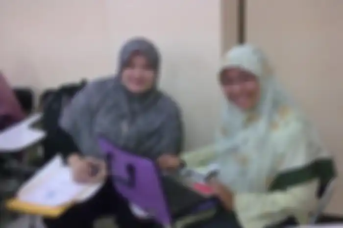 Dwi Dahlia Susanti (kanan) fasilitator keuangan ISIS ternyata sempat punya karir cemerlang di instansi pemerintah. Kini jadi buronan Densus 88.