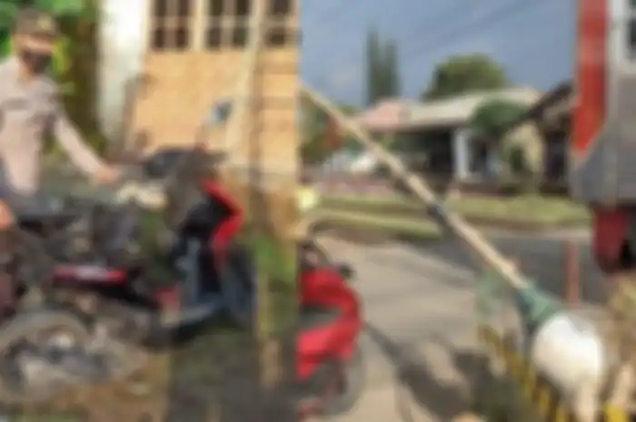 Emak-emak tertabrak kereta api hingga terlempar sejauh 3 meter.