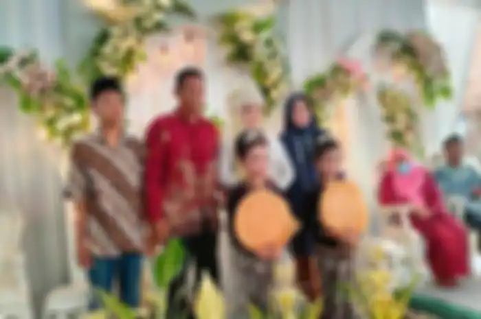 Pengantin wanita berdiri sendiri di atas pelaminan