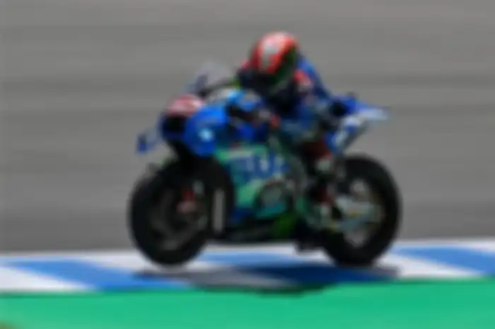 Tampak motor MotoGP Suzuki GSX-RR dengan logo Estrella Galicia 0,0 di sesi Tes MotoGP Jerez 2022.