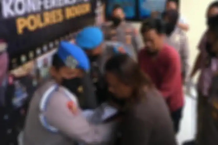 Pelaku penculikan anak berinisial ARA (27) saat dihadirkan dalam jumpa pers di Mako Polres Bogor, Kamis (12/5/2022).