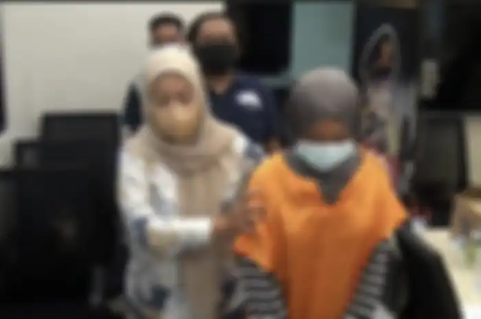 Neneng Umaya wanita hijab di Bekasi murka membaca permintaan selingkuhan suaminya. Dia nekat menikam janda cantik Dini Nurdiani. 