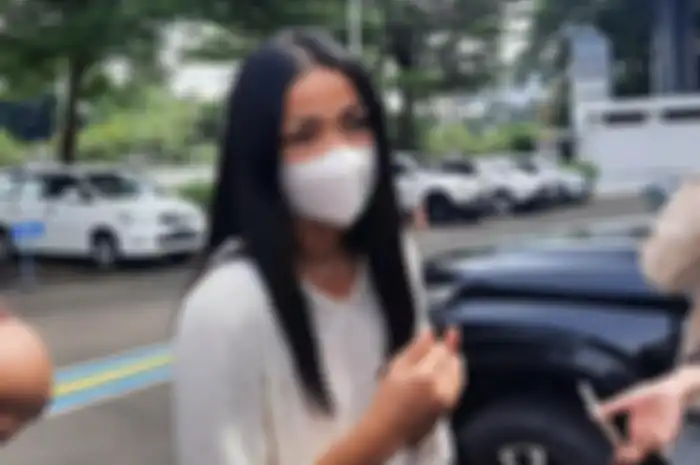 Aktris Nirina Zubir menjadi saksi korban di persidangan kasus mafia tanah di Pengadilan Negeri Jakarta Barat, Selasa (17/5/2022).