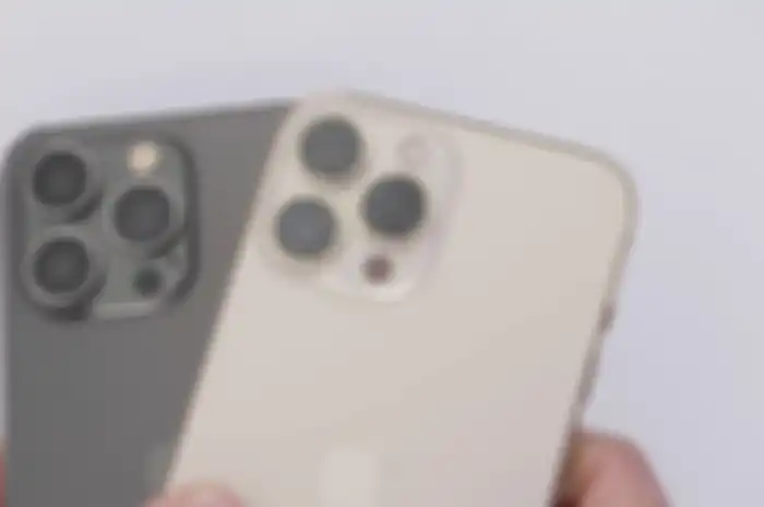 iPhone 14 Pro Max (kiri) dan iPhone 13 Pro Max (kanan).