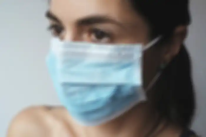 Pemerintah izinkan masyarakat melepas masker ketika beraktivitas di luar ruangan.  