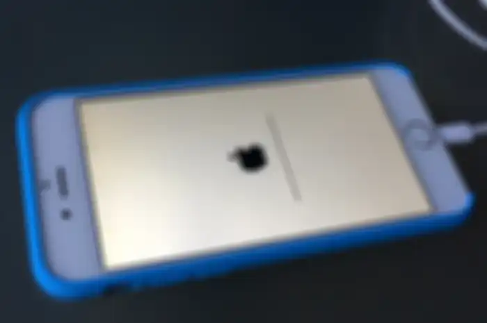 Ilustrasi melakukan update sistem operasi iOS di smartphone iPhone