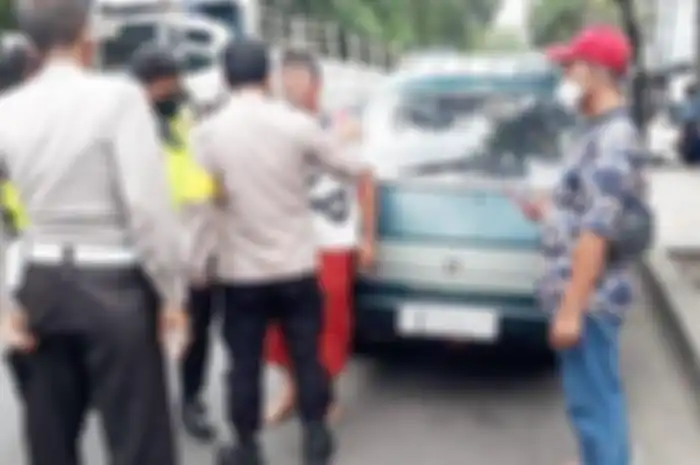 Polisi saat berhasil mencegat mobil pelaku penculikan dua siswi dari Bangkalan, yakni di Jalan Asemrowo, wilayah Pelabuhan Tanjung Perak, Surabaya, Rabu (18/5/2022) siang. 