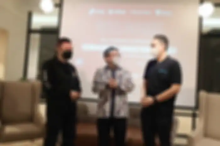 Michel Budi, Direktur Utama WIR Group (Kiri), Nurul Ichwan , Deputi Bidang Promosi Penanaman Modal (tengah)  dan Yohan Limerta, CTO dan Co-Founder CAKAP (kanan) dalam acara penandatanganan MoU WIR Group dan Cakap.