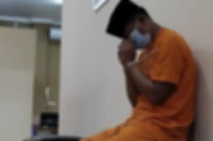 PUR (42) seorang guru ngaji di Garut tega cabuli dua orang tetangganya sendiri yang merupakan seorang lansia. 