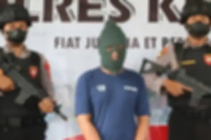 Sunarto (41) warga Korowelang Anyar, Kecamatan Cepiring, Kabupaten Kendal, digelandang di Mapolres Kendal, Kamis (19/5/2022). 