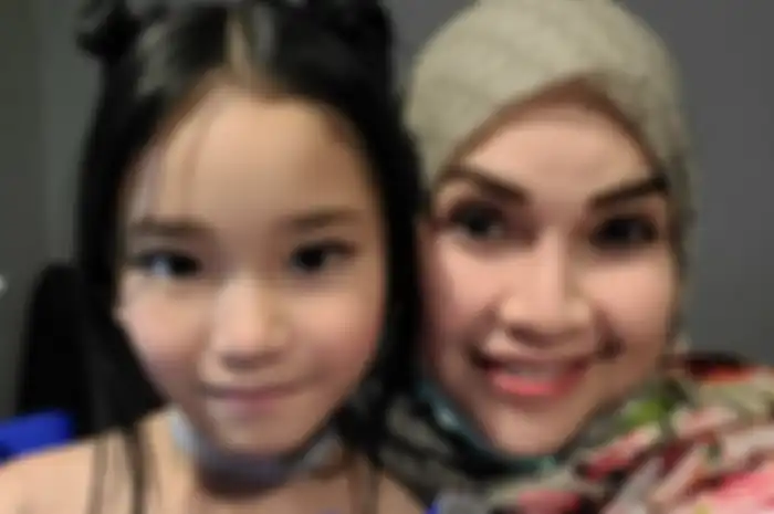 Foto Bilqis Khumairah Razak dan Umi Kalsum.