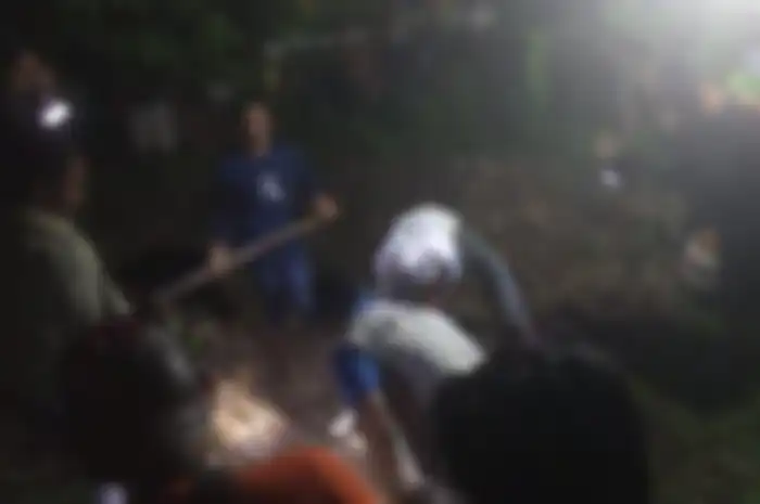 Pihak Kepolisian bersama dengan masyarakat membongkar kuburan sopir travel yang telah dibunuh beberapa tahun lalu. 