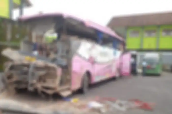 Kondisi bus PO Pandawa usai kecelakaan maut di tanjakan Pari, desa Paripurna, Payungsari, Panumbangan, Ciamis, Jawa Barat