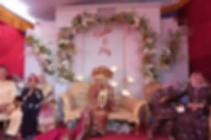 Tangis pilu Dinda Hairullita (16) calon pengantin di Palembang yang batal menikah lantaran mempelai pria tidak hadir, Minggu (22/5/2022)
