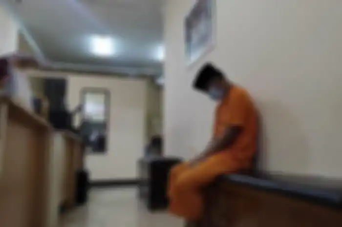 PUR (42) seorang guru ngaji di Garut tega cabuli dua orang tetangganya sendiri yang merupakan seorang lansia.