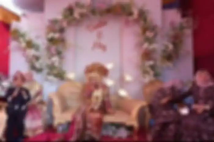 Pernikahan viral, pengantin wanita duduk sendiri di pelaminan