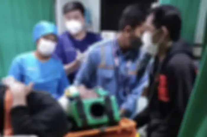 Sopir Pajero tersangka kecelakaan depan menara Saidah tidak ditahan. Kondisi anak korban yang jadi yatim piatu bikin pingsan sang nenek.