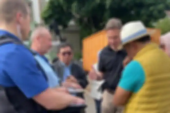 Ridwan Kamil dan Atalia Praratya (kanan) bertemu dengan Kepala Polisi Maritim Urs Käller dan Kepala Polisi Regional Thomas Müller untuk mendengarkan informasi terbaru terkait proses pencarian Emmeril Kahn Mumtadz sejauh ini. 