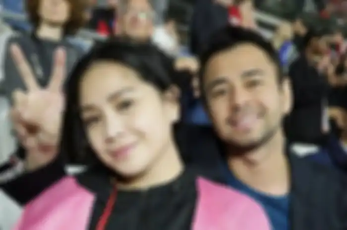 Nagita Slavina lega bisa kabur dari gosip Mimi Bayuh. Dia pamer foto mesra bareng Raffi Ahmad di Paris, Pengusaha tajir ini jadi penyelamatnya.