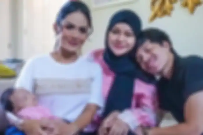 Krisdayanti tak terima dituding Aurel Hermansyah jadi penyebab pipi Ameena iritasi.