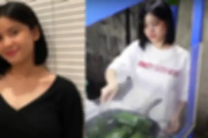 Melati eks JKT48 kini berjualan nasi bakar di pinggir jalan. 