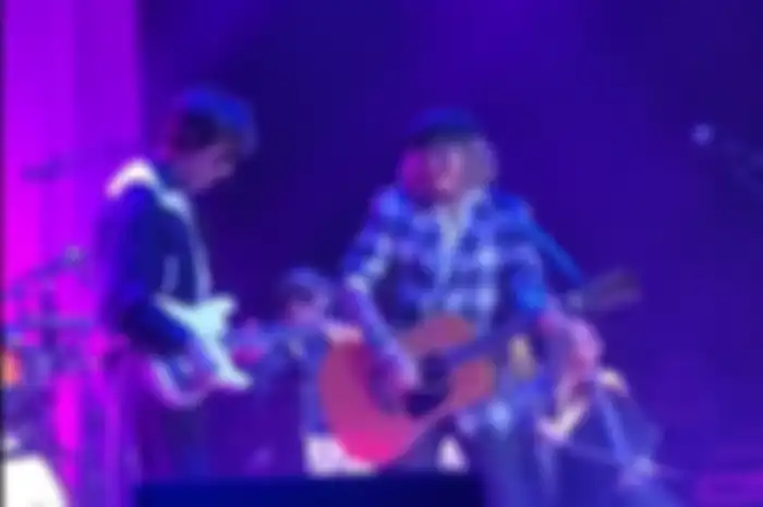 Penampilan Johnny Depp (kanan) di panggung bersama Jeff Beck