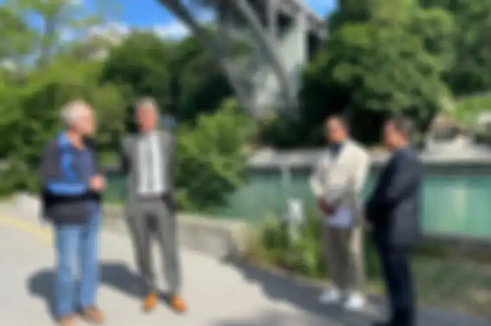 Gubernur Jawa Barat Ridwan Kamil ditemani Duta Besar Muliaman Hadad, dikunjungi oleh Walikota Kota Bern, Alec Van Graffenried di tepi Sungai Aare, Bern, Swiss