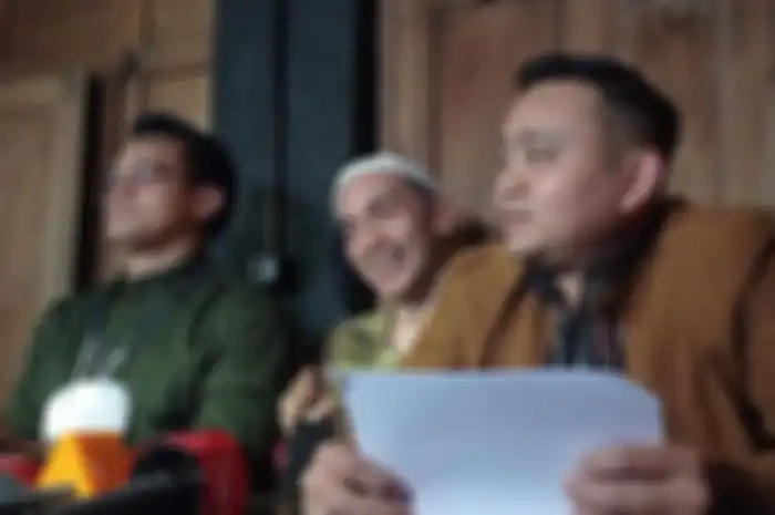 Gary Iskak bersama kuasa hukumnya saat ditemui di kawasan Bintaro, Jakarta Selatan, Selasa (17/5/2022).