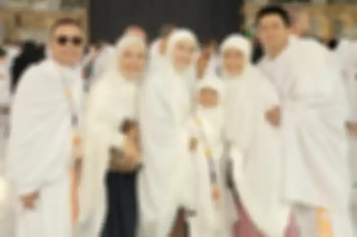 Ayu Ting Ting dan keluarga saat umroh