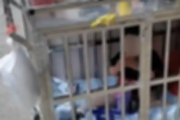 Ibu terpaksa ajak anak bekerja karena ayah terlalu asyik main video game.
