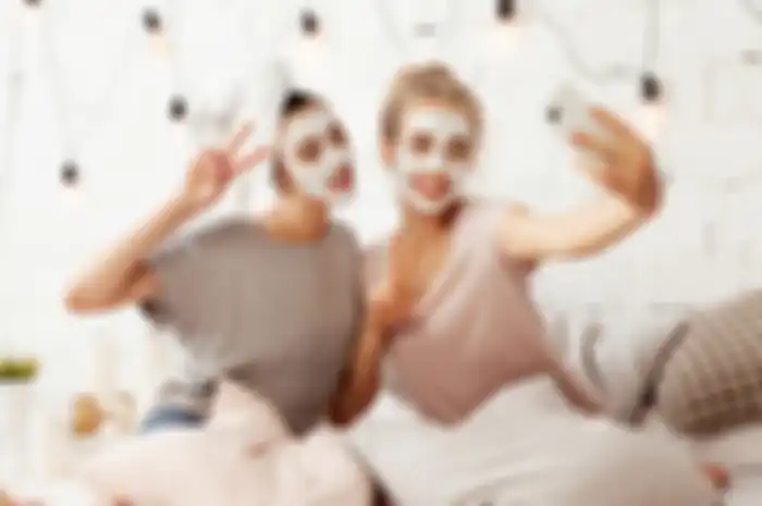 Ilustrasi memakai skincare.