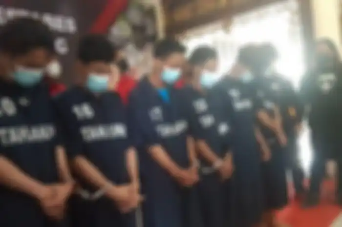 Para pelaku pengeroyokan diamankan polisi. Mereka menghajar dua korban di dekat SPBU Indraprasta Jalan Sadewa Utara, Kecamatan Semarang Tengah, Kota Semarang, Kamis (2/6/2022). 