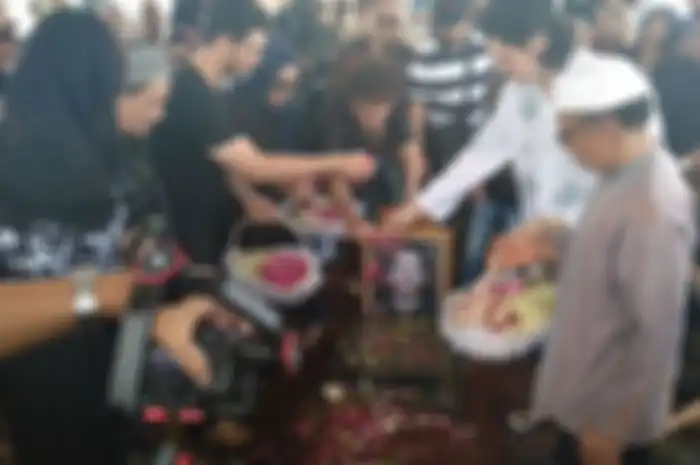 Fadly Albar dimakamkan di TPU Tanah Kusir, Jakarta, Kamis (30/8/2018)