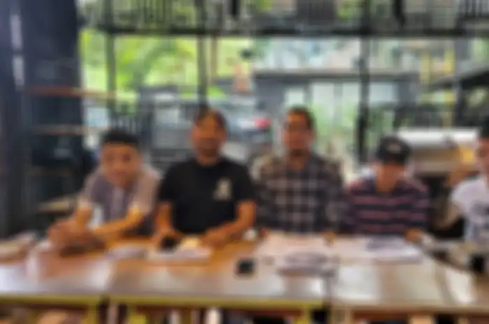 Yosy, Besly, Evan, Dimas dan Glen, korban dugaan penipuan investasi beras Bulog Cirebon oleh Buluk. Eleven Trees, Cilandak (4 Juni 2022)