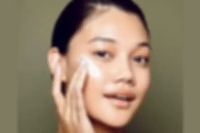 ilustrasi menggunakan skincare untuk kulit berminyak