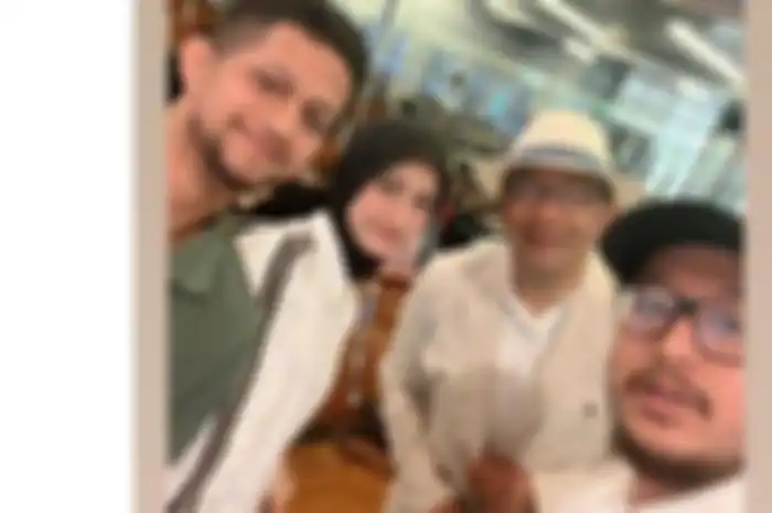 Selebgram Fitri Bazri dikecam lantaran mengajak Ridwan Kamil berselfie di tengah suasana berkabung