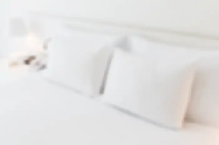 Ada beberapa cara untuk mengatasi bantal bau apak.