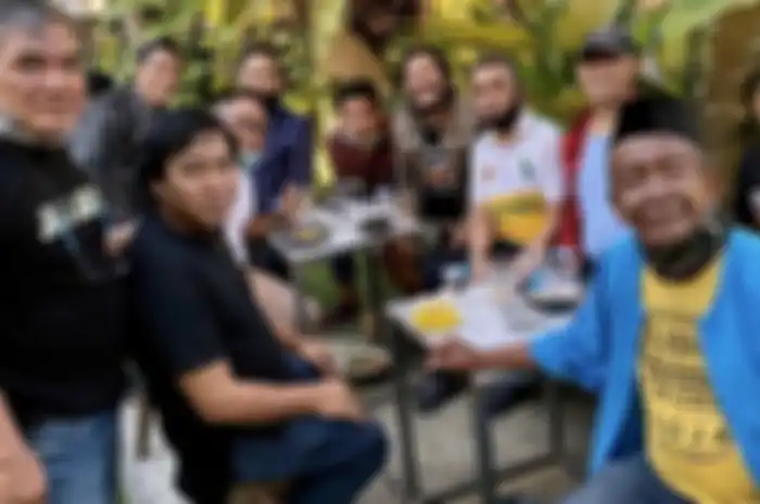 Aktor Yanto Tampan (baju biru) bersama rekan-rekan komedian lainnya.